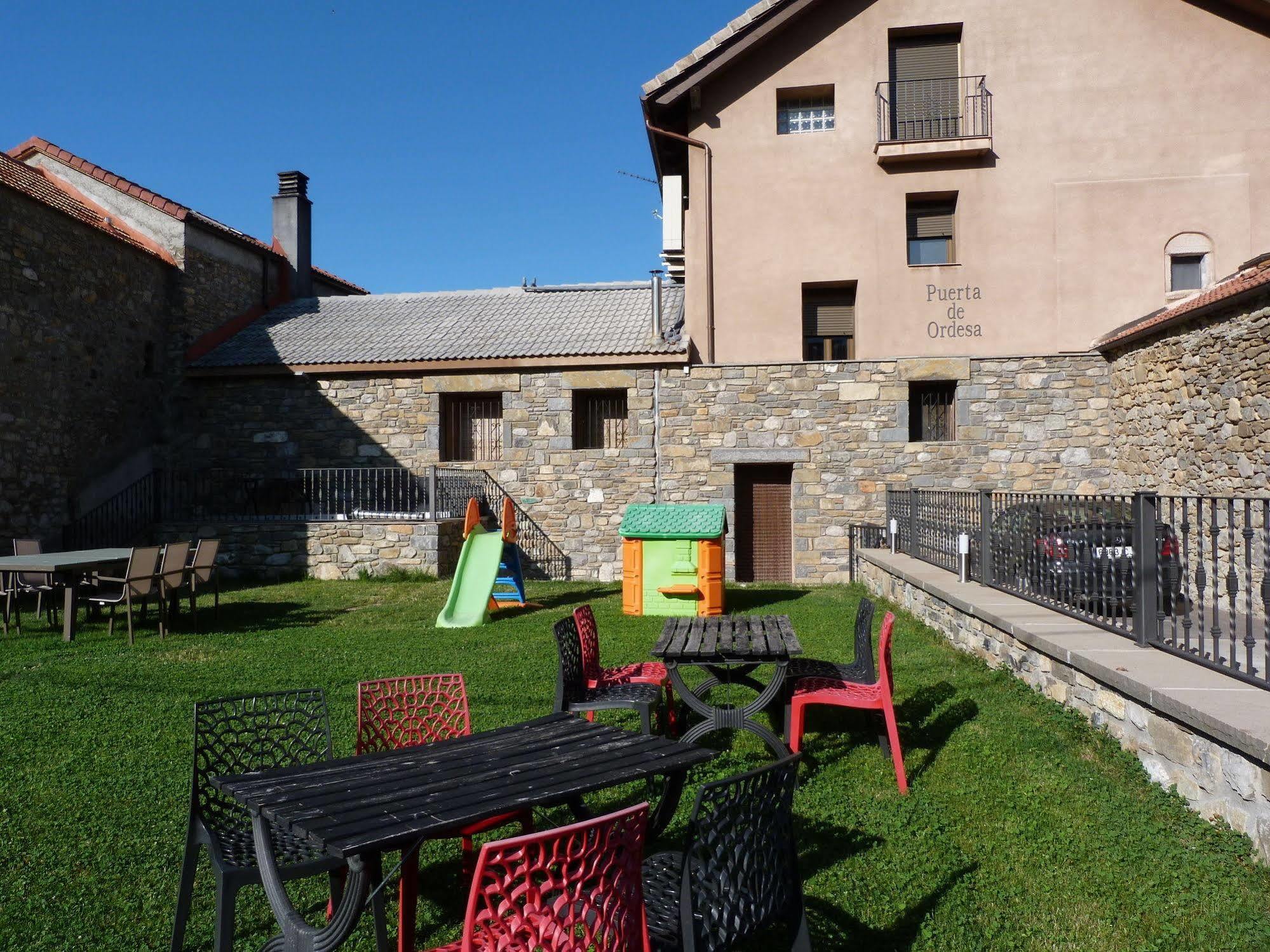Apartamentos Puerta De Ordesa Laspuna Exterior photo